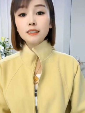 秋天一定要试试这件显瘦卫衣外套,它是真的不会起球,随便你怎么穿都不用担心起球问题,而且还是那种很显瘦的宽松版型,不管你是多少斤都能轻松驾驭。穿上身就是妥妥的纸片人既视感,不管是单穿还是叠穿都很好看,真的是衣柜里的必备单品啊!喜欢的姐妹们赶紧入手吧!#减龄穿搭 #遮肉显瘦#休闲百搭#棒球服外套#谁穿谁好看