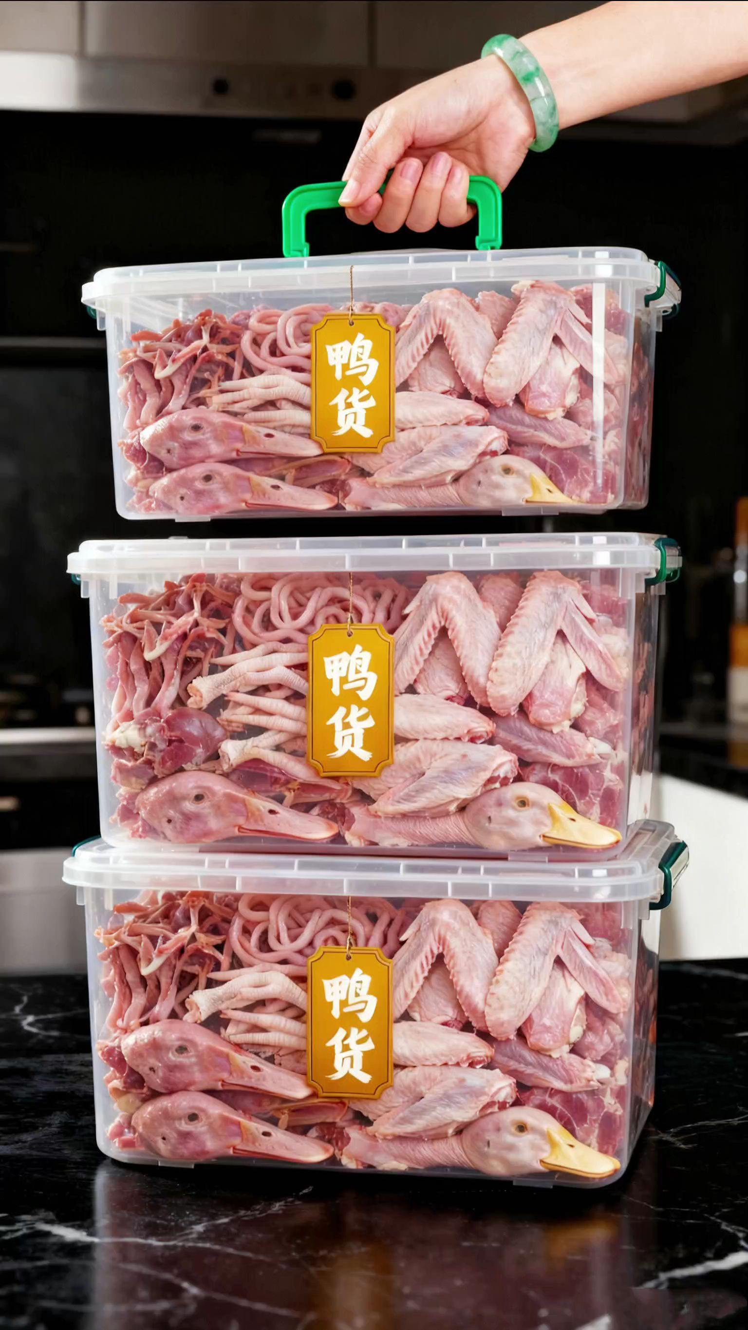 家人们喜欢吃鸭货的朋友们注意了,这个冷链鸭货真的绝了,它是新鲜冷冻的鸭货,可以做各种好吃的菜,比如麻辣鸭掌、香辣鸭翅、蒜蓉鸭脖、剁椒鸭头等等,都是很美味的。而且它是冷链运输,不用担心不新鲜的问题,喜欢的朋友赶紧去下单吧,别犹豫了,错过就没有了!#强烈推荐 #快来一起尝个鲜 #新鲜出炉 #看过来 #生鲜食品