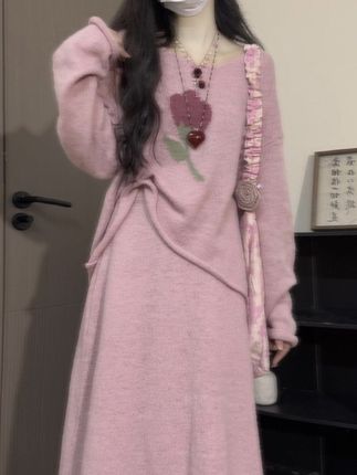 姐妹们,这套真的好好看啊!粉色毛衣搭配同色系半裙,上身韩系又温柔,裙子垂感很好,很显瘦,一套上身元气满满。#韩系套装 #针织上衣半身裙套装 #粉色套装裙 #约会穿搭 #显瘦搭配