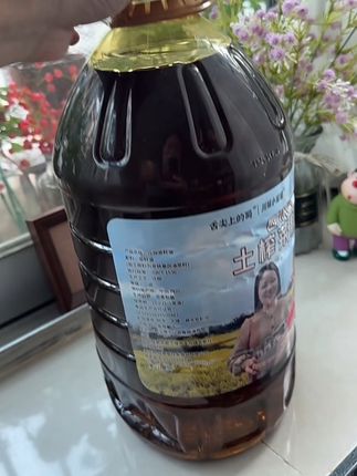 四川老作坊的菜籽油,藏着家常的暖香。 饱满菜籽经手工筛选,柴火慢炒出焦香,再用木榨古法压出醇厚油汁,沉淀后金黄透亮。 炒菜时淋上一勺,油烟轻,熟菜混着油香直飘,寻常青菜也多了层温润底味。 本地匠人守着老手艺,每批油都实在。带桶回家,炒出记忆里的川味烟火。#四川传统压榨菜籽油#菜籽油#食用油 #妈呀太香了 #助农