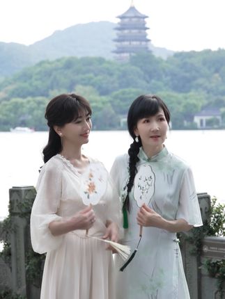 柳浪闻莺处,一杯清茶,半日闲谈#西湖 #膝盖 #益节氨糖