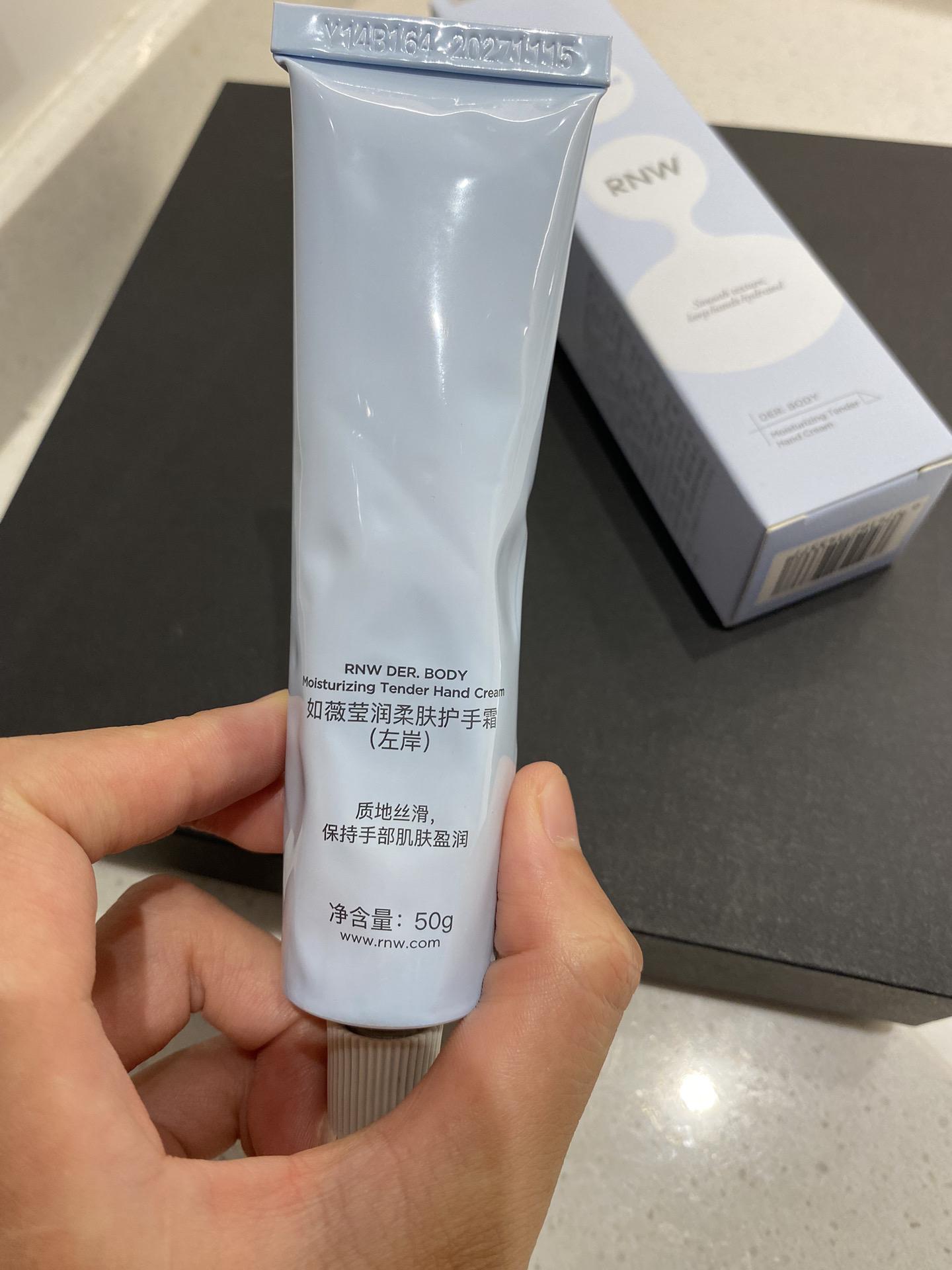 下雨可以打伞,不能为了1%的可能性,放弃自己期待已久的人和地方,这才是真的遗憾 人不会永远停留在某个年纪,当下的热爱和心动是独一无二的,下一个晴天,或许已经不再热烈和想见了,就像去年冬天错过的你,只留下了你送的如薇护手霜,是你喜欢的味道。 #盛夏芬德拉 #rnw护手霜 #盛夏芬德拉终于上线了