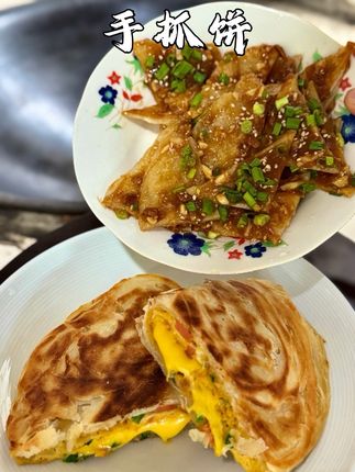 5分钟搞定!妈妈牌手抓饼神仙吃法。免揉面,手抓饼直接变身高端早餐,平底锅一煎就金黄酥脆,层层掉渣!葱香火腿与酱香饼,香到邻居来敲门~#妈妈的味道 #快手早餐 #烟火气美食 #手抓饼的神仙吃法 #跟着抖音学做菜