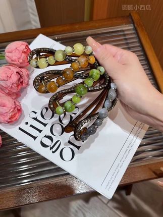 高颜值冰透圆珠闪钻扭扭夹,戴上精致感十足 关键不磕脑袋安全感满满哦#扭扭夹 #扭扭夹盘发器 #时尚饰品 #头饰发饰 #美出新高度