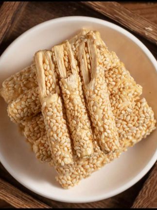 【老式手工麦牙糖芝麻糖】是70.80.90后回忆,酥脆香甜,大人小孩都爱吃#你们回忆,吃过吗#麦牙糖#老手艺#抖音美食推荐官#忘不了的童年味道