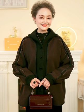 这么好看的衣服,别的阿姨有的,我的妈妈怎么能没有呢?#时尚妈妈装#中老年女装#洋气上档次 #秋冬穿搭 #减龄气质