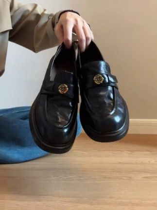 #我要上热门 这双鞋真的太舒服了!它不仅穿着舒适透气,而且非常时尚百搭,无论是搭配裙子还是裤子都很好看。不仅如此,它的质量也非常好,特别耐穿。这么好的鞋你一定要买一双!#复古女鞋 #脚宽脚胖都可以 #哎呦喂你鞋真好看 #潮品穿搭 @DOU+上热门 @DOU+小助手