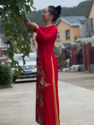 忽然好想撒个娇,任个性,矫情一下,释放一下小女人的气息,可是想想,好像不行呀!因为我是别人眼中懂事能干的中年妇女#女人味#奥黛旗袍