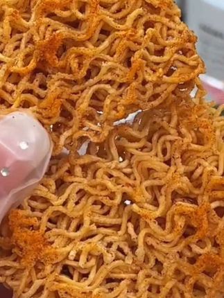 舌小满蟹黄干脆面浓郁蟹黄味一口下去酥到掉渣好吃又划算#干脆面 #蟹黄面 #好吃到停不下来