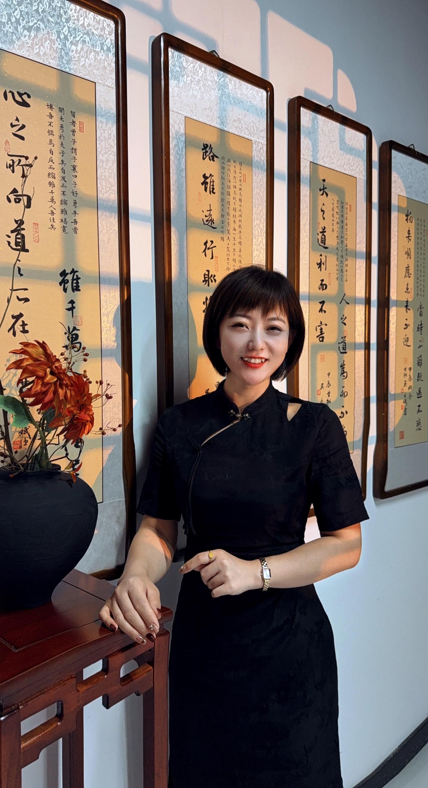 夫唯不争 故天下莫能与之争。《道德经·第八十一章》中讲:“天之道,利而不害;圣人之道,为而不争。” 老子曾说:“帮助万物,而不与万物相争是为人处事的法则。” 深以为然,人活一世,不争,才是人生最高级的境界。 #字画 #书法#办公室挂画#天之道利而不害 #装饰画