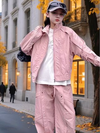 这套女童冲锋衣套装也太帅了吧!衣服是休闲运动风格的,穿起来很舒服自在,而且它的面料很好,穿上身很有型,整体看起来就是又酷又飒的感觉,简直不要太时髦了。#今日分享 #潮牌穿搭 #酷女孩穿搭 #穿搭不重样