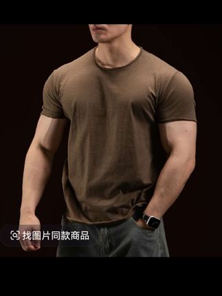 #抖加小助手 BARBRO竹节棉短袖t恤圆领男士硬汉风百搭美式运动2025新款上衣#美式运动短袖#型男T恤#健身穿搭# 夏天型男必备#面料柔软舒适,夏天来了,怎么能少了一件清爽又好看的短袖呢?这件竹节棉圆领短袖真的太帅了,它是修身的版型,上身特别显身材,而且还是百搭的美式运动风格,不管是搭配牛仔裤还是休闲裤都很好看。这么好看的竹节棉圆领短袖,赶紧入手吧!点击下方链接就能购买哦!