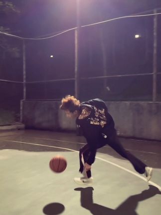 于是我开始反思 我是否真的很糟糕 #Kzdall豹纹小猫开衫卫衣#传奇商行裤子