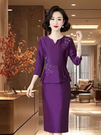 备婚的家人们看过来!这套紫色礼服套裙太绝啦~上衣花纹亮片精致亮眼,剪裁修身显气质。妈妈穿去婚礼,优雅又吸睛,妥妥的婚宴C位,赶紧安排上#婚礼妈妈礼服 #婚礼妈妈装 #丈母娘礼服 #喜妈妈礼服 #时尚妈妈装