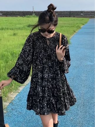#我要上热门 我天谁懂啊!穿这件黑色短款碎花裙太好看了!#遮肉显瘦 搭配马甲,牛仔外套好看时尚又有层次感!#碎花连衣裙 #穿搭 @巨量千川 @DOU+小助手