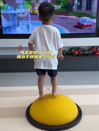 跟风买了个球,蹦蹦跳跳,还能锻炼平衡力、感统能力,静音不扰民,还拯救了我家的沙发和床#波速球 #感统训练 #儿童运动 #在家运动