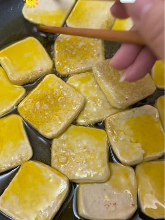 贵州大方手撕豆腐干来活动了,今年的新黄豆做的,9块9发50片还送辣椒面,不管是剪,烤,炸,都特别好吃,软嫩q弹嫩。#贵州大方六龙手撕豆干 #大方手撕豆腐 #妈呀太香了 #爱生活爱美食 #戒不掉的贵州味道