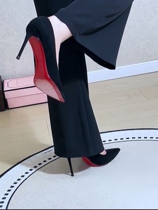 气质女人 大长腿 精致优雅 不挑人 黑色尖头绒面浅口高跟鞋真的高级又百搭 #气质高跟鞋 #优雅气质 #宝藏鞋子 #高跟鞋