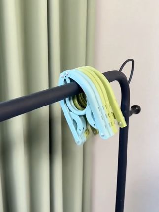 外出旅游我都会带上这个可折叠衣架,大人小孩衣服都能晒,小巧便携、袜子裙子鞋子也可以晒,一物多用,平时家里,学生宿舍都可以用#多功能折叠衣架 #折叠衣架 #衣架 #折叠晾衣架 #出差旅行必备