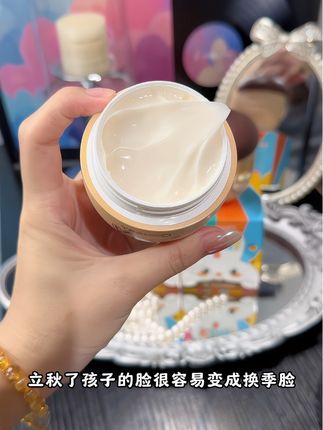 立秋后风大干燥,孩子的面霜也要成这种滋润保湿的,这款#英氏坚果霜 好多妈妈都在给孩子用!质地水润保湿备用完以后小脸水嘟嘟#母婴好物#宝宝面霜