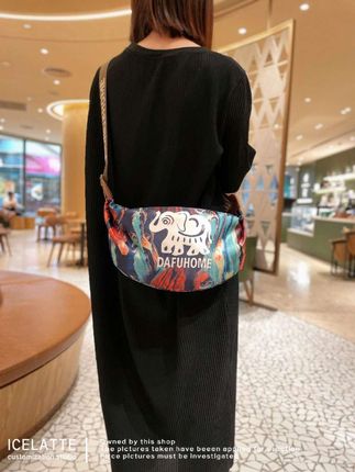 超火轻便女包2025新款来袭!时尚百搭旅游月牙包,斜挎休闲运动都合适,饺子包设计超吸睛#女包新款 #轻便斜挎包 #旅游必备包 #百搭饺子包 #休闲运动包