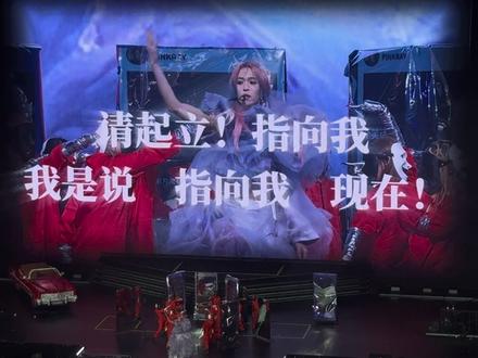 岳明辉:平行时空 一开始没明白为什么让大家指着他,后来看完网友评说,竟然有点难过😔#oner狂欢巡回演唱会 #oner岳岳 #oner