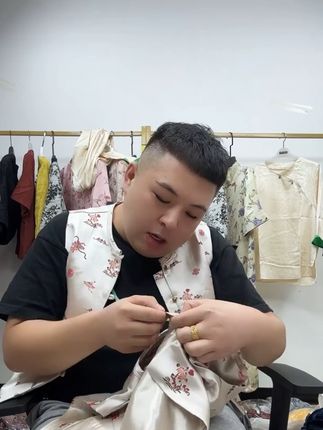 妈妈穿上新中式装,气质提升不止一点点! #盛夏芬德拉平价衣服穿的好显贵