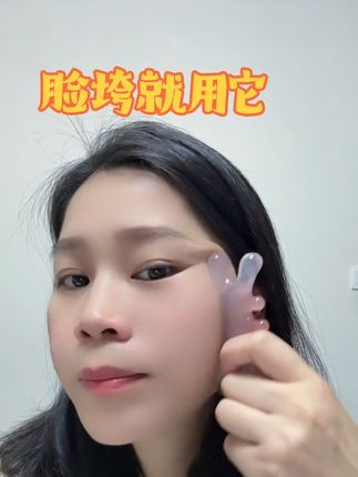 呼声炸屏的四合一按摩梳终于返场了!不用再对着一堆按摩工具发愁,梳头、点穴、刮痧、提拉一次搞定,日常养生和护肤刚需全满足。#四合一按摩梳 #护肤必备 #精致女人必备