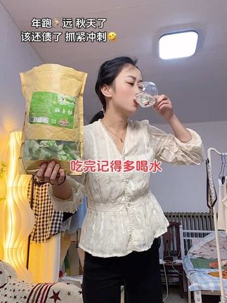 管不住嘴迈不开腿的姐妹们!快来试试试这个加强版的酵素青梅。它核小肉多,酸甜可口,口感很软糯,吃完后记得喝一杯水哦!!虽然美味,但是不要贪吃,每天来一颗就够了!我通常在晚饭后吃一颗,再喝500毫升温开水,你们也快来试试吧!!#青梅#酵素梅 #软糯香甜 #口感特別好#超便宜超划算