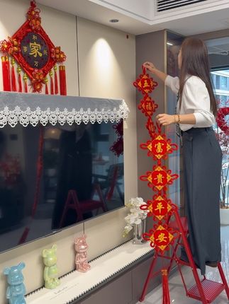 搬新家,过新年,这个中国结挂件真的太喜庆了,挂电视背景墙还真欢乐好看,看着心情都变很好,做工精美,八鱼款寓意也很好,挂玄关和背景墙都特别不错#中国结#福字挂件 #软装搭配 #乔迁挂件 #乔迁新居大吉