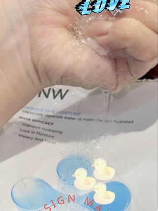 w的面膜足足囤了有十盒,今天诚心诚意的分享开始来。这个面膜真的就是学生党的必备,我囤完了之后呢,就立刻跟我在读大二的妹妹强烈安利,然后送了他几盒。用过几次之后他就每天都在跟我要这面膜,我每次推他们家学生党真的就是属于过年了。你们看他这个膜布就超薄超服帖!给你们看一下它里面的精华液有多少,挤完它的袋子可以有满满的一手,而且像它这种植物纤维膜布就可以把精华全部都挂住,里面的巴黎玻尿酸补水嘎嘎好使!来看一下这个皮肤状态,水水嫩嫩家人们,咱们就是说卡粉起皮直接通通消失不见。化妆真的很重要,但皮肤底子,家人们还是化妆小白最需要注意的东西,价格真的很划算,而且我真的觉得他们家就比很多韩系的面膜都要好用,你们看叠起来能有这么多性价比真的很绝,家人们补水面膜天才冲就完事了。