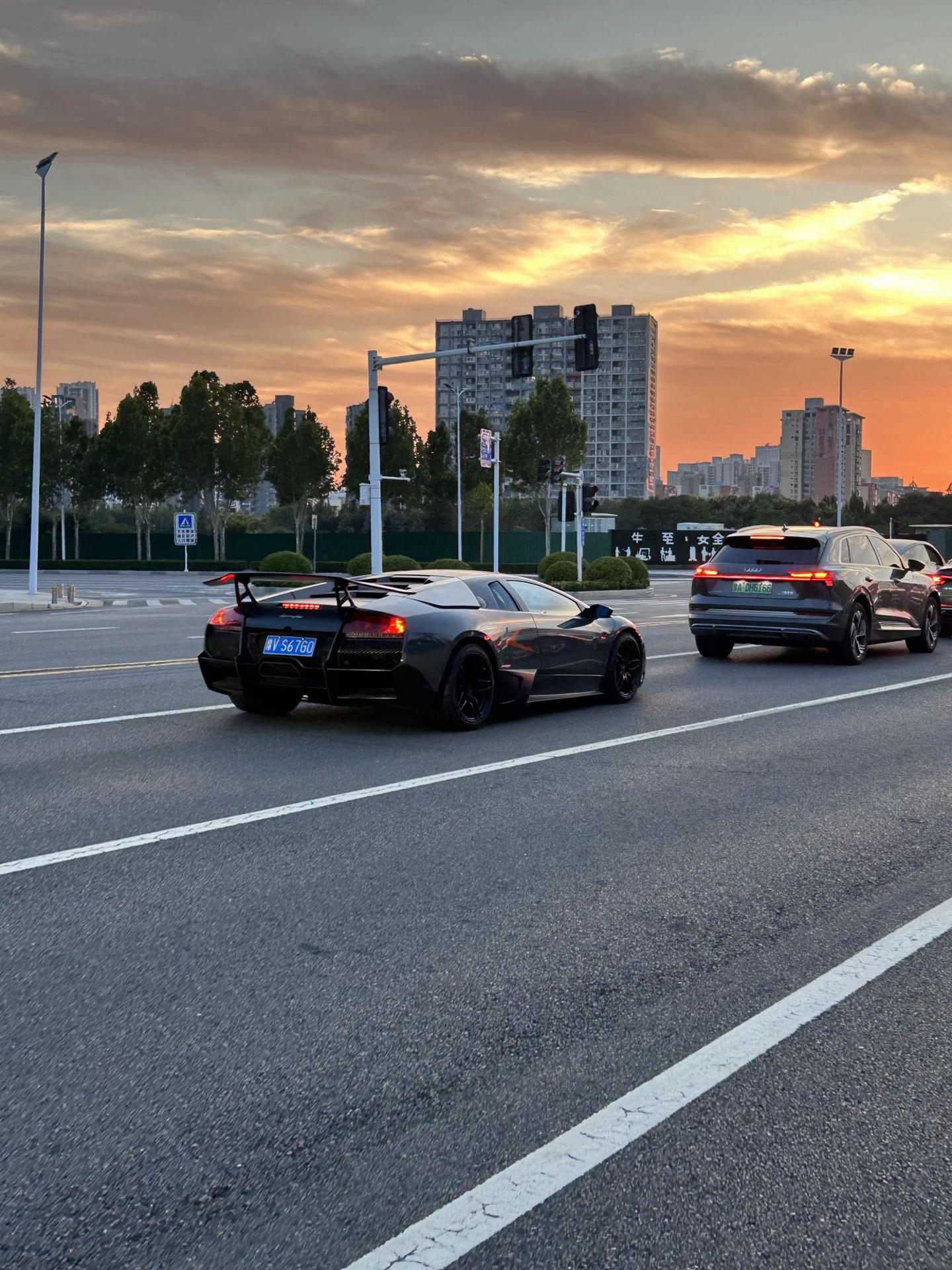 夕阳下偶遇全球限量10台河南唯一台的兰博基尼murcielago 670-4 SV China Edition 中国限定版 #兰博基尼 #法拉利 #迈凯伦 #兰博基尼大牛 #兰博基尼蝙蝠