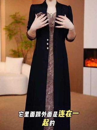 #上热门 这款拼接假两件连衣裙,外披沉稳黑,内搭金色印花灵动,质感上乘,剪裁得体,轻松勾勒出妈妈的温婉气质,谁穿谁美#美出高级感 #穿出女神范 #洋气上档次 #优雅知性 @DOU+上热门 @抖音小助手