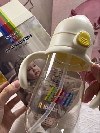 家里有一岁以上宝宝的,宝妈们赶紧来给宝宝安排这款#爱贝尔彩虹学饮杯,这款奶嘴柔软舒适,耐啃咬,密封性好,倒置也不喷不漏,喝水喝奶都可以,彩虹底部超好看,不仅颜值高还好用!!#ppsu奶瓶 #吸管杯 #直饮杯#彩虹杯