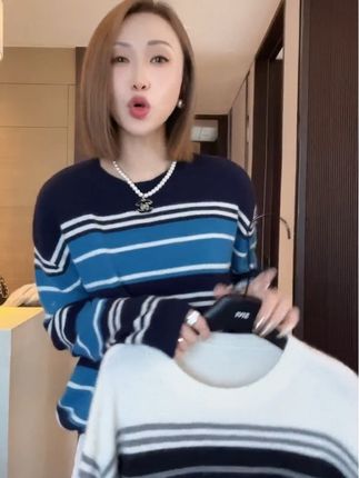 #我是又甜又酷的流光系少女 #不同身材的女生如何扬长避短 熙薇【潇湘烟雨】2025早秋新款时尚休闲百长袖搭毛衣#当你坚持姐很贵的穿搭理念 #男装女穿真香啊 #普通人不化妆也能穿出氛围感