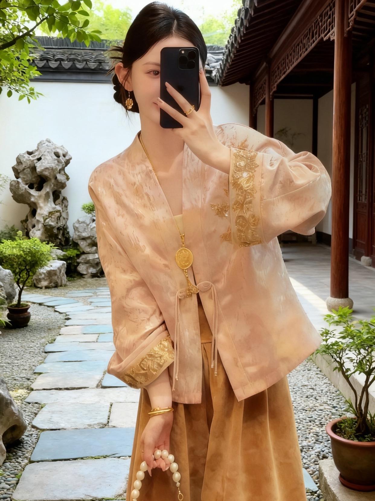 秋意新中式:把东方美穿成战袍。秋日午后的咖啡馆,推门瞬间她便成了焦点。浅金提花短衫衬得肤色通透,丝绒长裙垂坠出优雅弧度,袖口金绣在暖光里若隐若现,手拎珍珠包转身时,是古典韵味与摩登气场的绝妙碰撞。 窗外秋叶簌簌落满窗沿,檐下红灯笼却悄悄添了几分鲜活暖意。她倚着窗边自拍,颈间金饰随动作轻晃,腕间碎光流转,像是把江南的柔、都市的飒,都细细缝进了衣摆的暗纹里。 闺蜜笑着打趣“这哪是穿衣服,分明是披了件秋日战袍”,她挑眉轻拂衣料:“要的就是这效果——秋意正浓,东方美学的C位,总得有人稳稳拿捏。” #东方美 #古典美 #国风古韵 #国风新时尚 #中式服装 @DOU+上热门 @热点宝