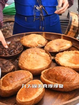 #创作灵感 #快来一起尝个鲜 四川人过年过节吃菜,只有地道四川人才懂。爸爸宴上袈裟肉到底有多好吃?新鲜五花裹着满满芝麻、花生等馅料,下面是小孩子喜欢的红糖酒米饭。#民间传统美食