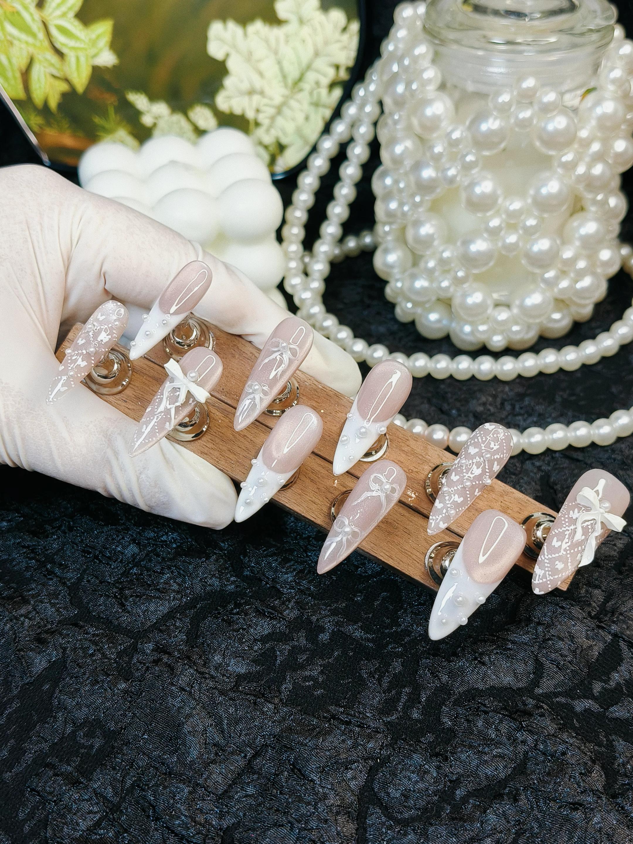 miu系千金美甲,尽显优雅与灵动✨。每一抹色彩都如诗般温柔,让人爱不释手。图中甲型 长尖 下单备注79 #显白美甲 #神仙美甲