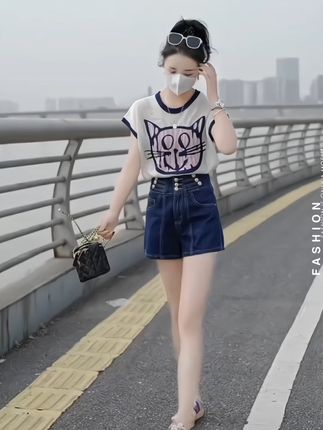 #短袖t恤 #竹节棉t恤 #街拍视频 #夏季穿搭 #减龄穿搭