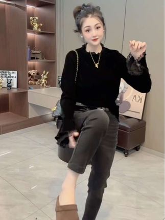 #穿搭 #高级感穿搭 #洋气减龄 #显瘦穿搭 #打底衫 纯修身显瘦蕾丝喇叭长袖上衣2025秋季新款黑色波浪圆领打底衫