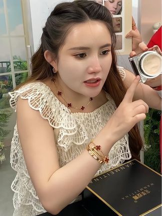 素颜不自信憔悴,又不会荒唐想打造底妆的,用上让这个完美缇娜贵妇膏,粉质细致好推开,上脸二手清透自然,越用越细致,越妈生肌肤#贵妇膏 #懒人霜素颜霜