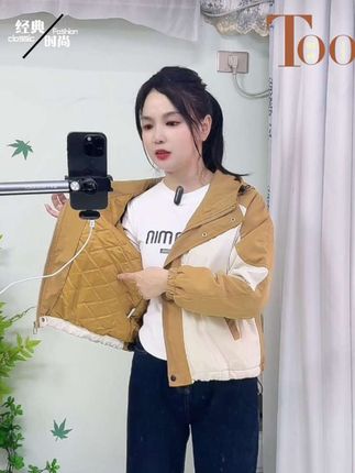 2025冬季新撞色拼接冲锋衣,女短款小个子专属连帽上衣,加绒加厚超暖和~版型利落不压身高,撞色设计亮眼吸睛,日常出街或轻度户外都合适,保暖又时髦,轻松拿捏冬日氛围感~#穿搭 #秋冬穿搭 #奔向户外穿搭要帅 #预制国庆出游穿搭 #秋冬穿搭新鲜感在线
