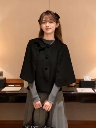 #早秋焦糖色氛围感穿搭 #小个子秋冬穿搭 #小个子女生的邪修穿搭 #秋冬穿搭新鲜感在线 #早秋穿搭三分钟出门不是梦 秋日法式套装, 不用费心搭配, 这套就是你的秋日优雅答案。 圆领斗篷的蝴蝶结藏着巧思, 长袖上衣基础又百搭, 高腰半身裙悄悄修饰身形, 穿上它, 既能自在应对微凉天气, 又能轻松穿出不费力的法式气质。