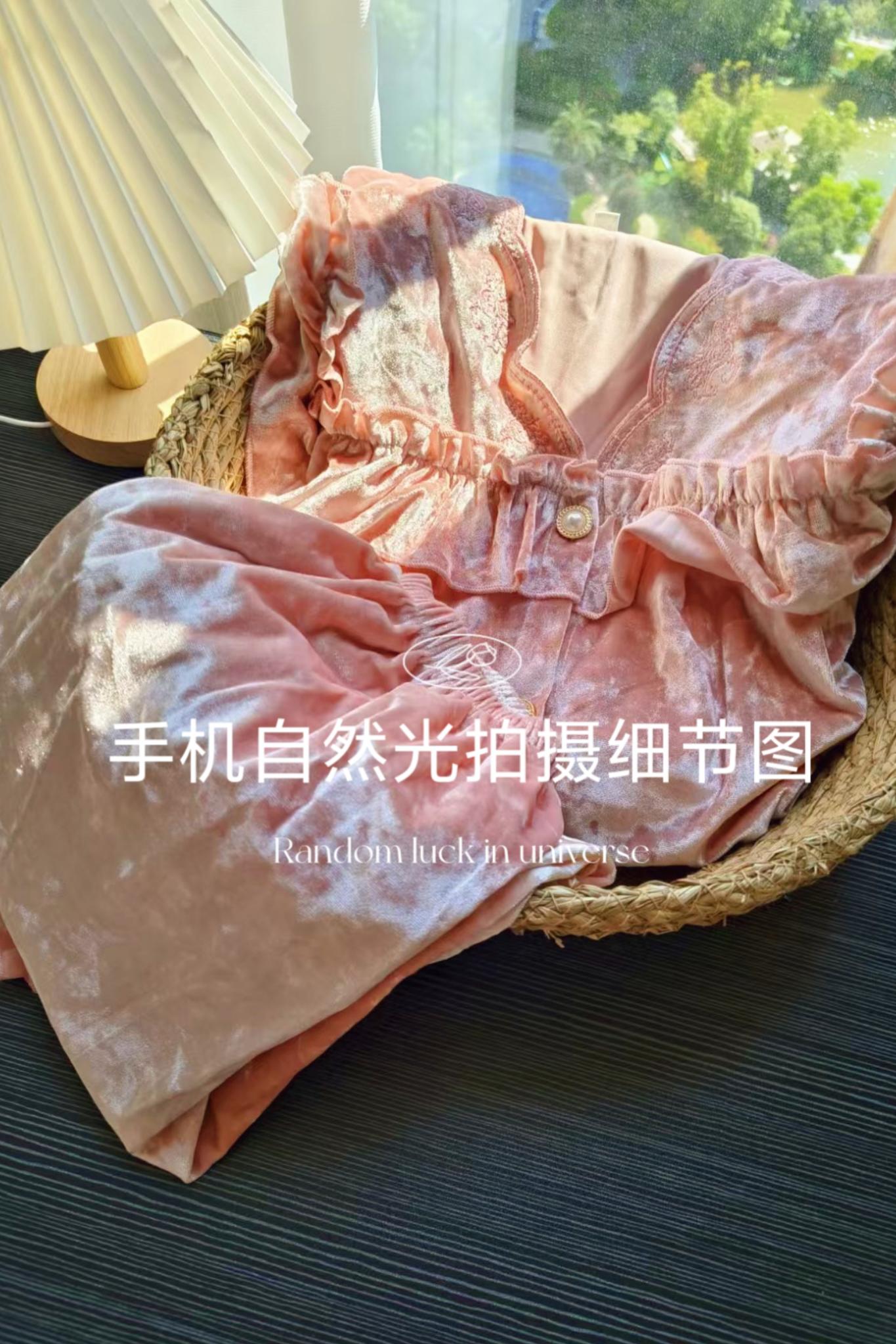 解锁小香风的慵懒浪漫🌸 春秋宅家刚需的小香风睡衣套装来啦!经典格纹+温柔撞色,甜妹感直接拉满,长袖长裤适配微凉季节。 软糯面料贴肤超舒服,精致细节藏不住高级感,下楼取快递、散步都能直接穿,不用费心搭配也好看~ #小香风睡衣 #春秋家居服 #可外穿睡衣 #甜美睡衣 #女士家居服推荐