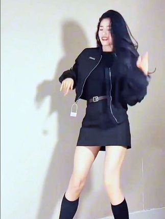秋天来了,怎么能没有一款好看的酷辣风套装呢?这套三件套的洋气酷辣风套装,整体是短款的设计,穿上身非常的显高显瘦,特别的俏皮可爱,非常适合年轻的女孩子穿哦!#辣妹穿搭 #短裙穿搭 #酷辣风 #一整套搭配 #时尚洋气