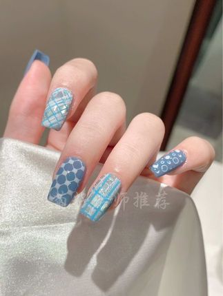 💅高级耐看的形形色色的格纹美甲用一块钢板就能轻松玩转! 可比多年的美甲师画的还要到位呐!#美甲钢板#格纹美甲#美甲好物分享#新手美甲教程#短指甲也可以这么美