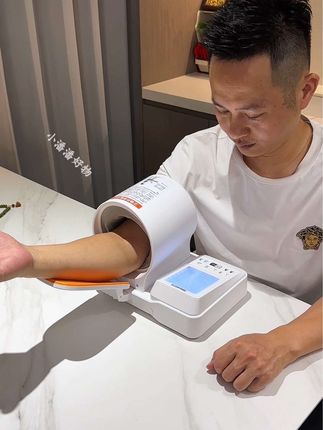 臂筒式血压计,操作简单,测的也更精准,还是三诺大品牌#臂筒式血压计 #三诺 #测血压