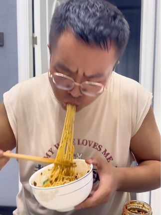今天吃个懒人饭,牛肉酱拌面 #美食 #吃面 #拌面