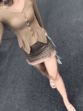 阿姨怎么了?涂上口红,化上妆,可甜可咸可温柔,可强可软可霸道,可静可动可听话,可冷可拽可嚣张,我依然是你一脚踩油门也追不到的女人!#穿搭 #气质穿搭 #显瘦穿搭 #高级感穿搭 #谁穿谁好看