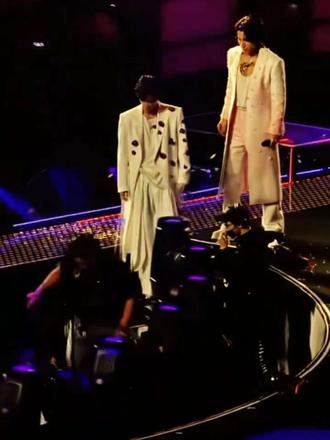 是“啊信”,舞台踏空跌落摔倒!流星花园f4#上热搜 #强烈推荐 #海外生活 #支持原创 #演唱会现场